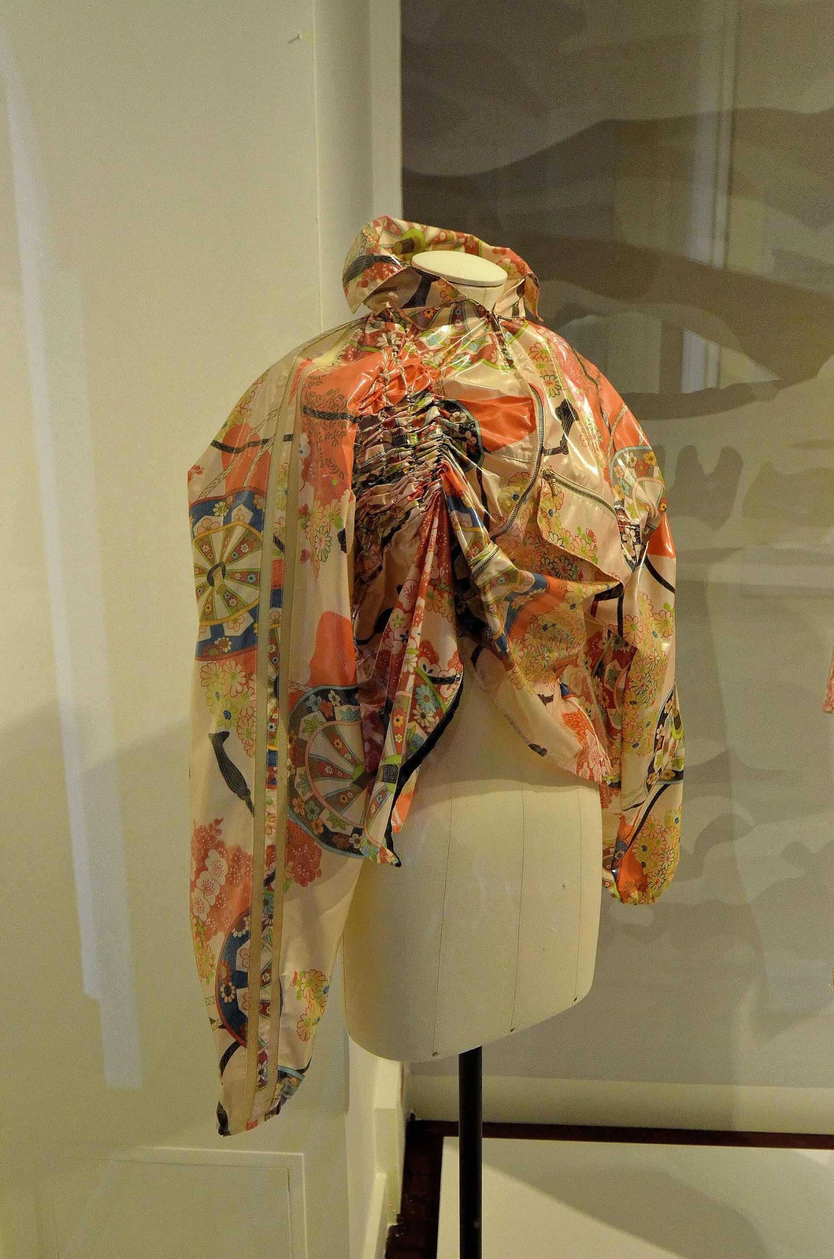 Granville (Manche) - Musée Christian-Dior - Carré de soie blanc à bords ourlés imprimé couleurs (John Galliano, 2004) (50103419267)