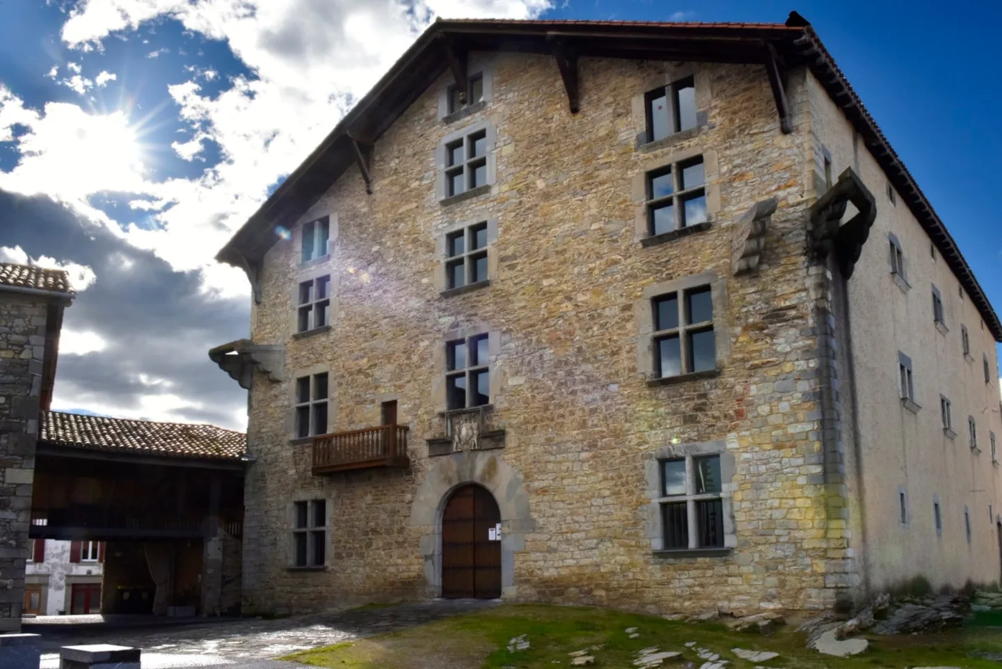 facade-commanderie-ospitalea-irissarry-fe3a30352e24.webp