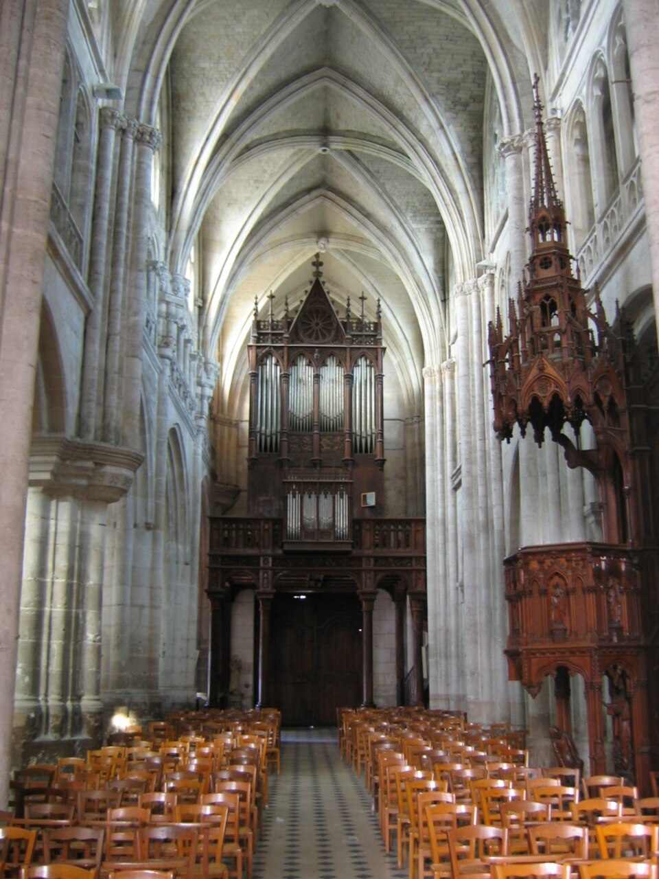 Église abbatiale Saint-Taurin