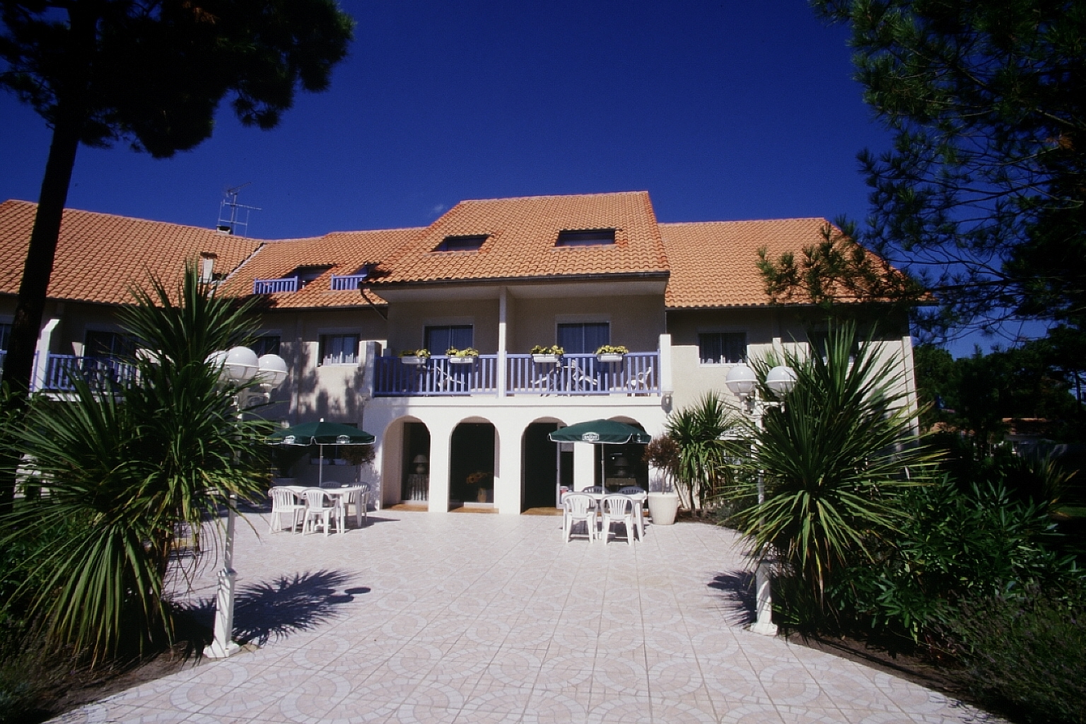 les vagues1-hotel-les-vagues-entree-facade