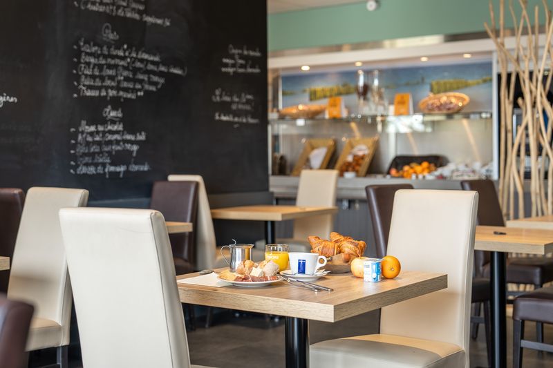 PROPRIETAIRE10-PETIT DEJEUNER HOTEL LE SAINTE MERE