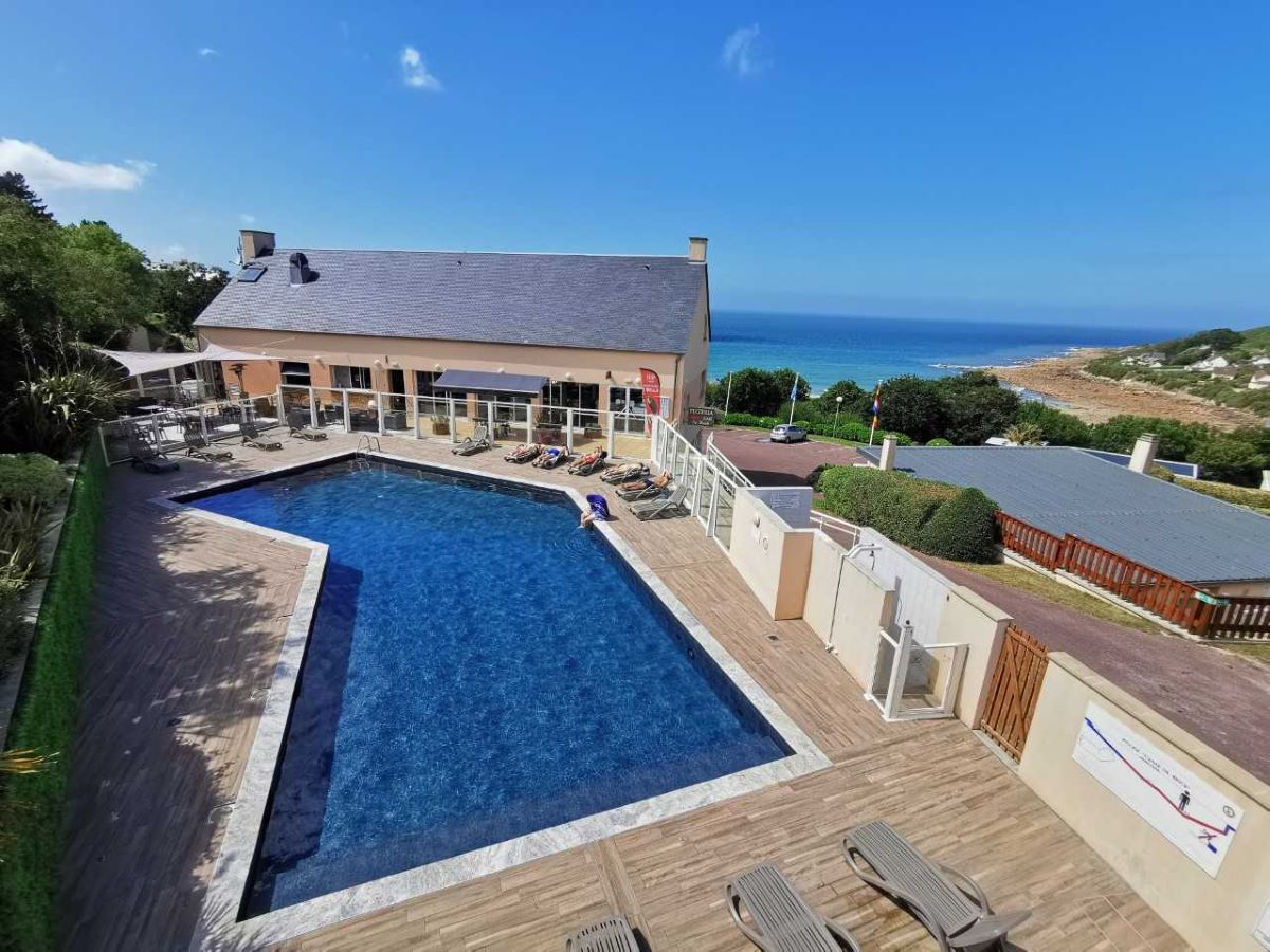 PROPRIETAIRE2-maupertus-sur-mer-camping-anse-du-brick