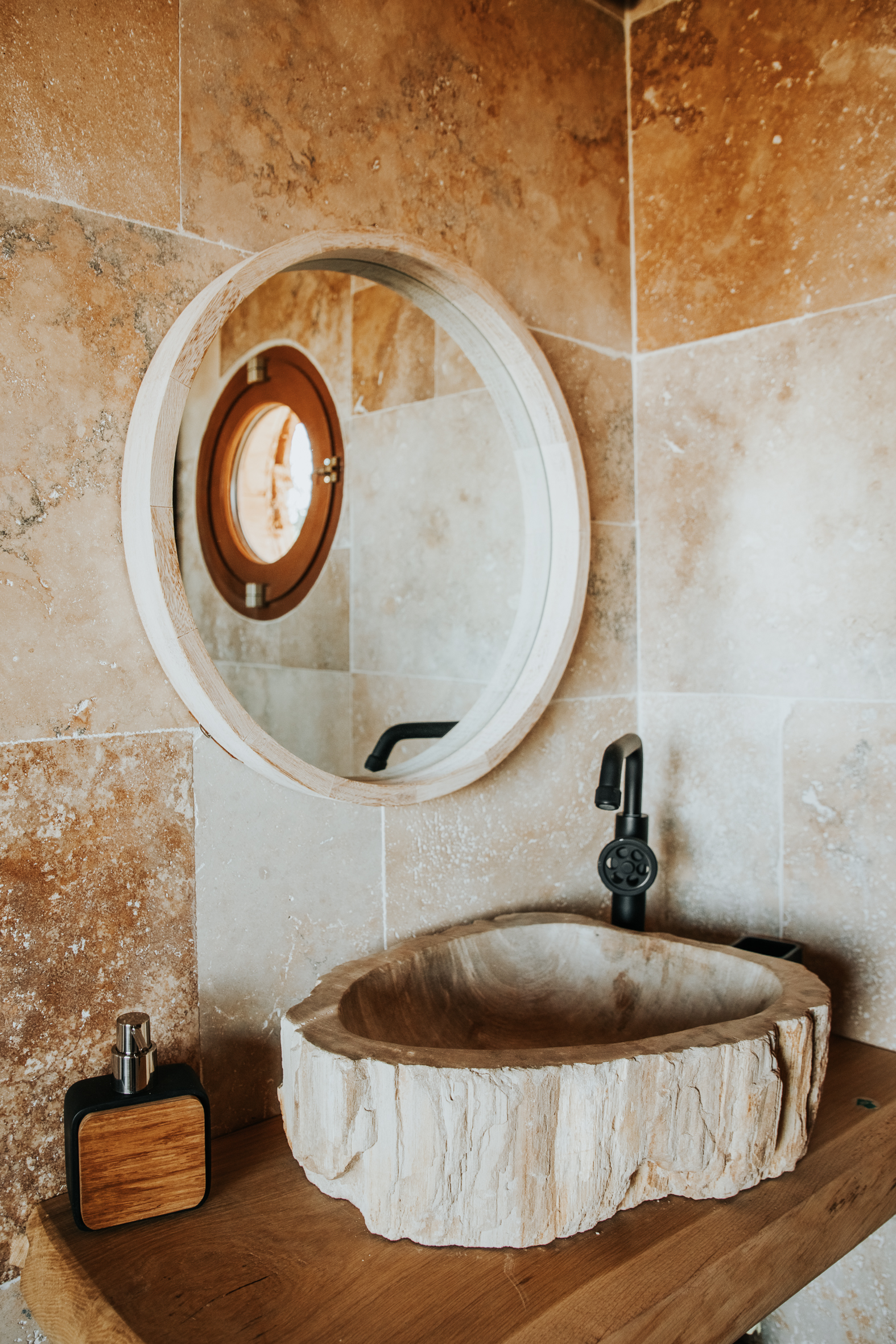 ©Allyson LAFFITTE Photographe2023 - ROQU - Cabane Lou Pignada - Salle de bain - ©Allyson LAFFITTE Photographe