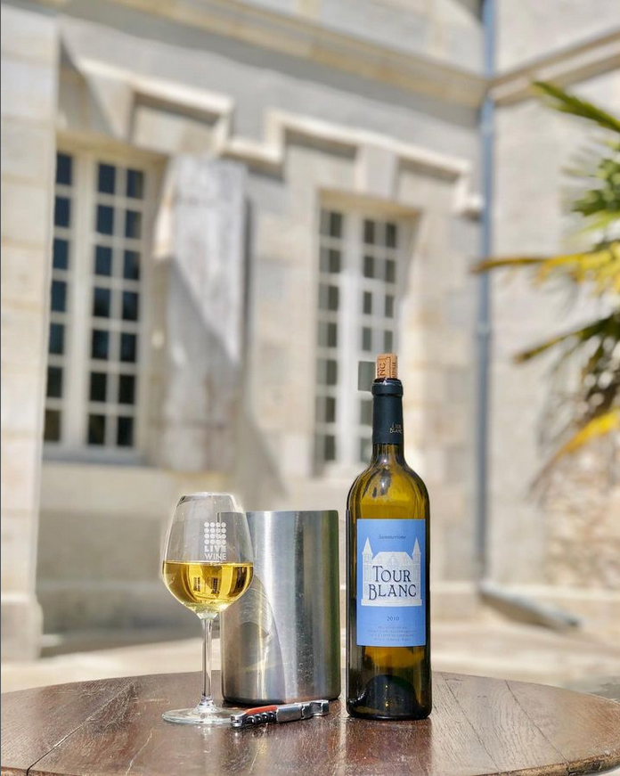 @Château Tour Blanc2024 - PARL - Château Tour Blanc - Bouteille et verre de vin devant le château - ©Château Tour Blanc