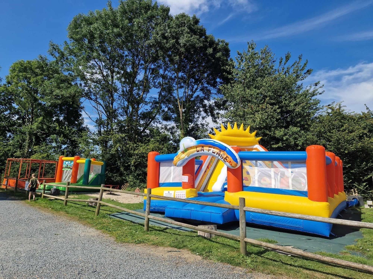 Camping Le Clos de BalleroyStructures gonflables