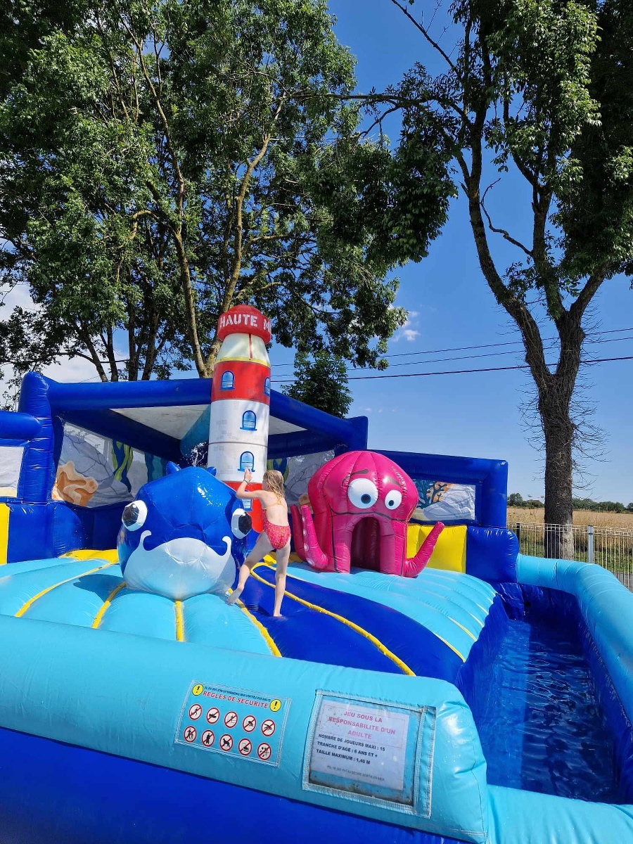 Camping Le Clos de BalleroyStructure gonflable aquatique à la pisicne