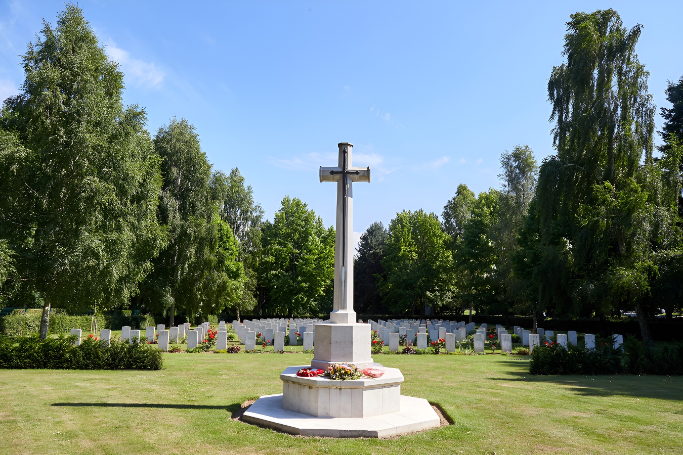 Caen la mer Tourisme / F. Mahaut46062-Cambes-en-Plaine--cimetiere-militaire-britannique-Caen-la-mer-Tourisme---Fabien-MAHAUT-1200px