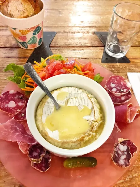 La Bulle - Magalie JaoulPlat incontournable de La Bulle :
Le Camembert fondu et sa charcutier accompagné de sa salade fraîche !!