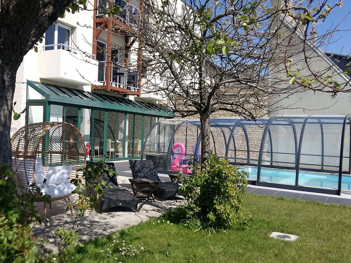 Hôtel des Thermes et du CasinoJardin et Piscine extérieure Hôtel des Thermes et du Casino