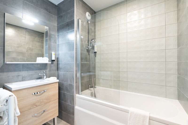 PROPRIETAIRE8-SALLE DE BAIN HOTEL LE SAINTE MERE