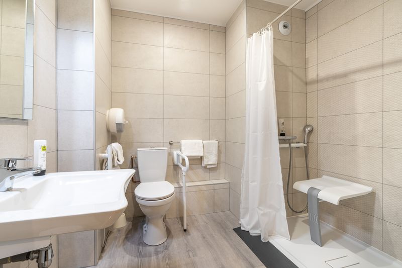 PROPRIETAIRE9-SALLE DE BAIN PMR HOTEL LE SAINTE MERE