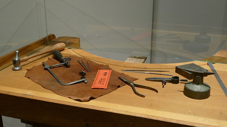 Alençon_-_Outils_d'orfèvre_au_musée_de_la_dentelle