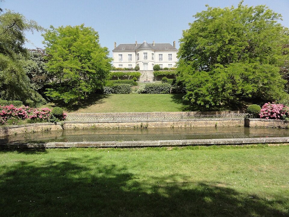 Beaumont-sur-Sarthe_(Sarthe)_l'hotel_de_Ville_et_ses_jardins_(01)