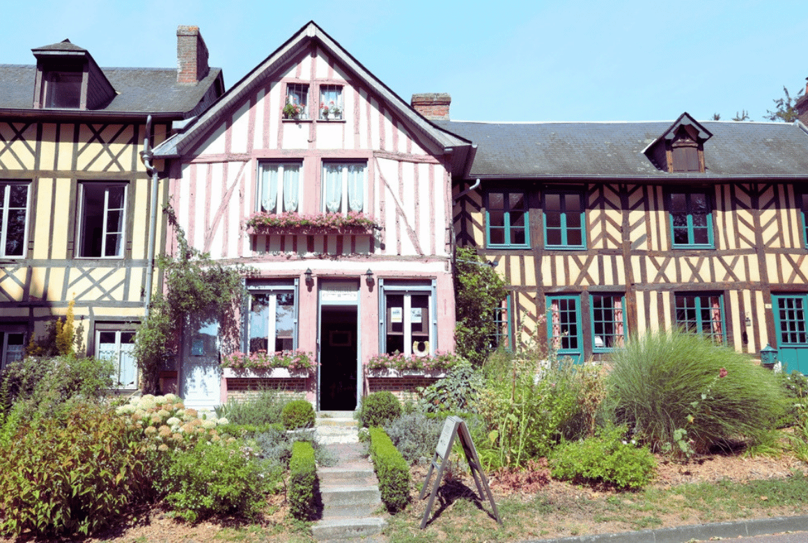 Bec-Hellouin centre du village