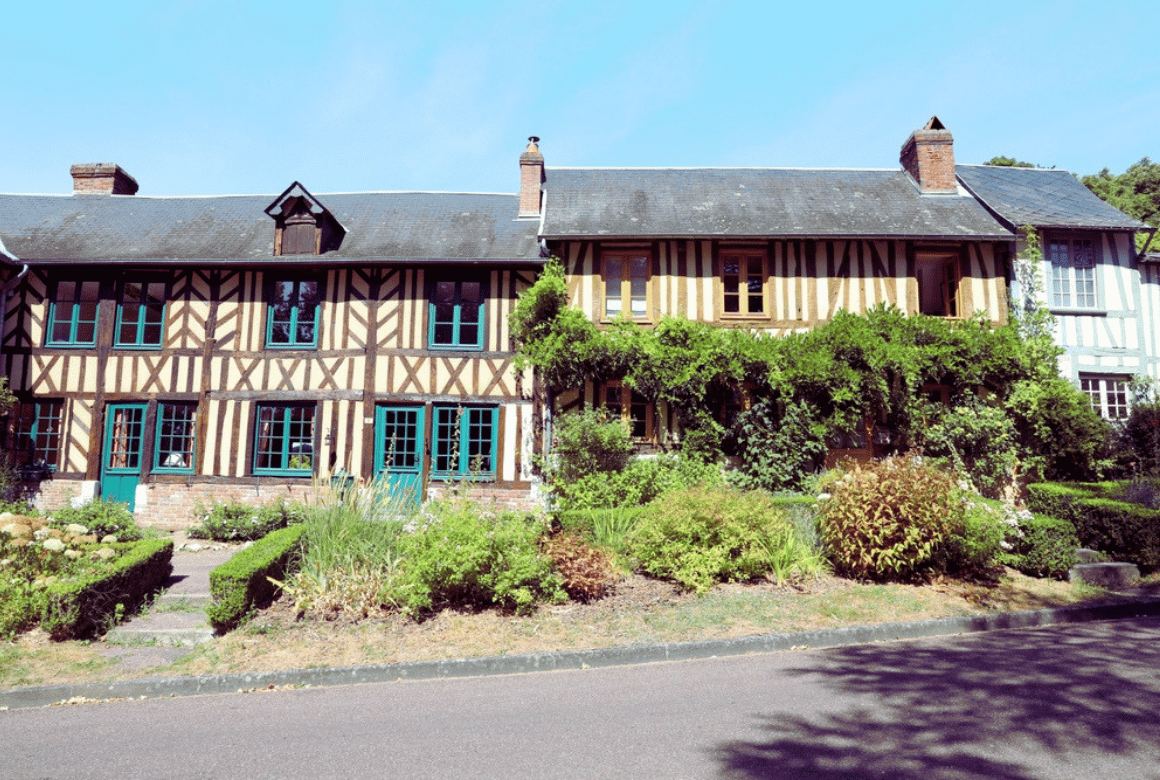 Bec-Hellouin centre du village 3