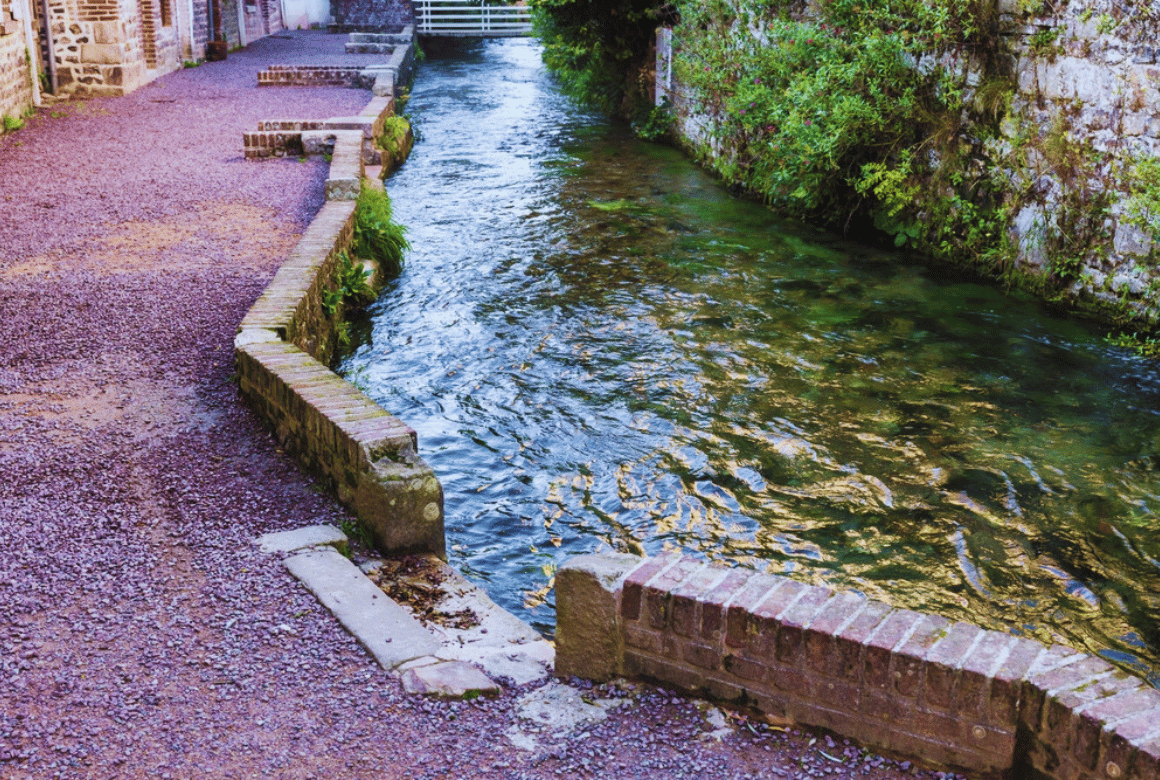Canal sur la rivière Veules à Veules-les-Roses