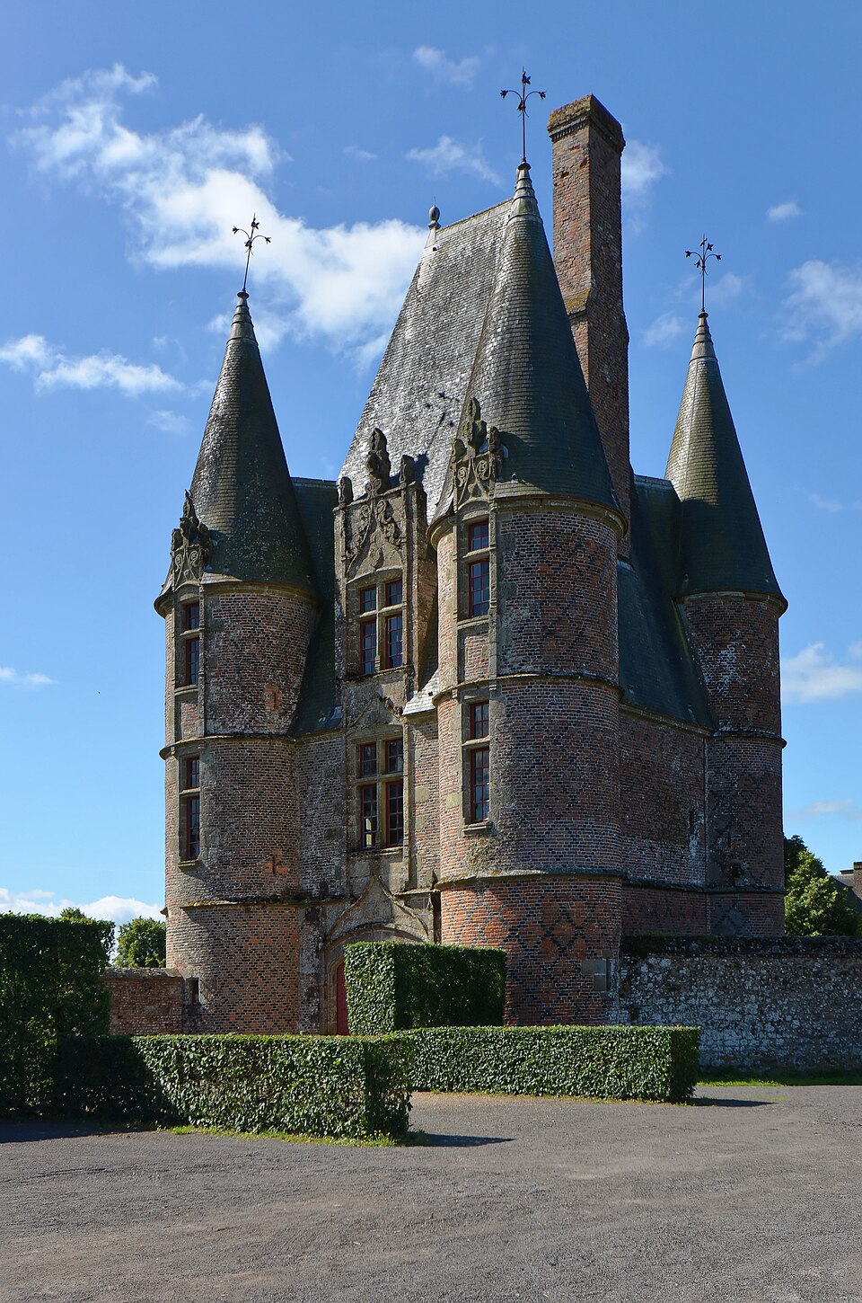 Château_de_Carrouges_ Le_châtelet_d'entrée