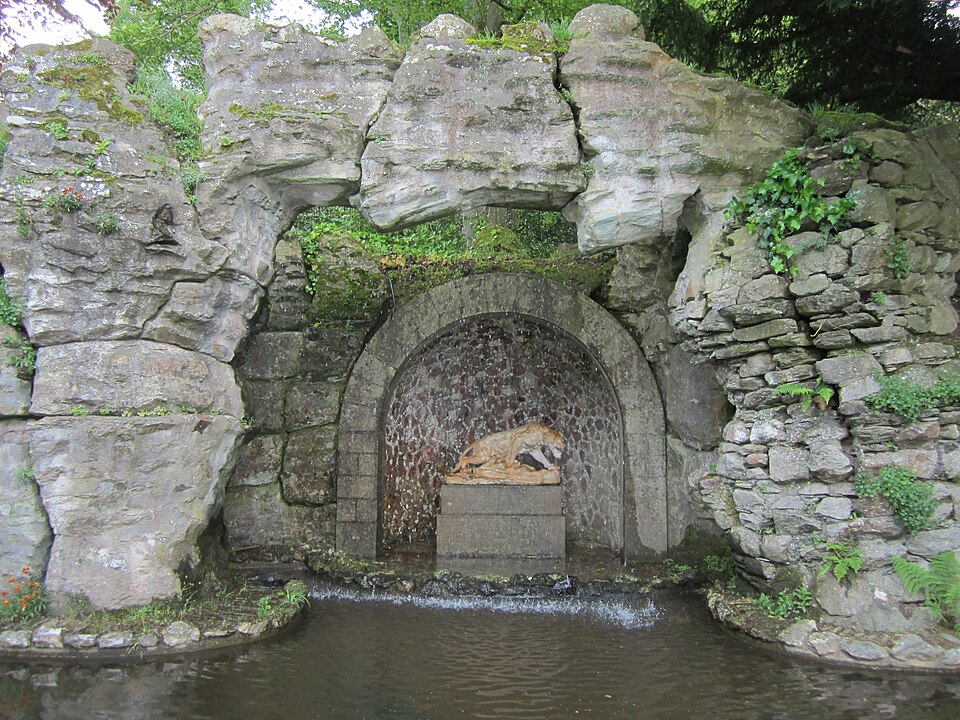 Château_des_Ravalet_-_Grotte_de_jardin