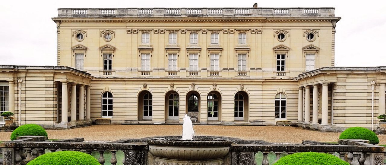 Chateau de Bizy facade vue paysage