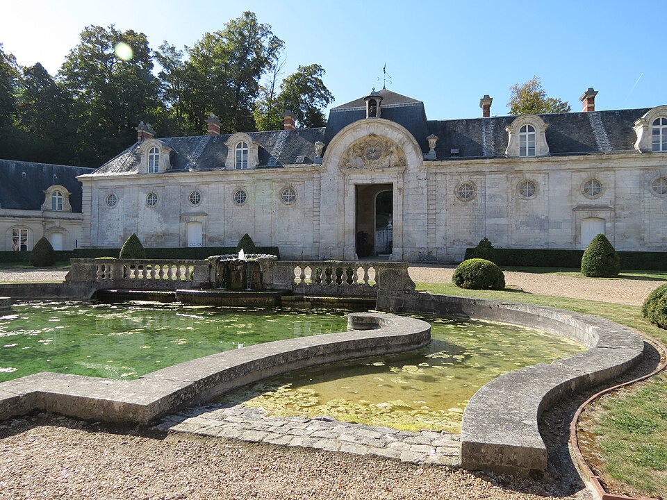 Chateau de Bizy vue ecuries