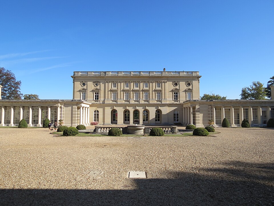 Chateau_de_Bizy_vue_facade_1