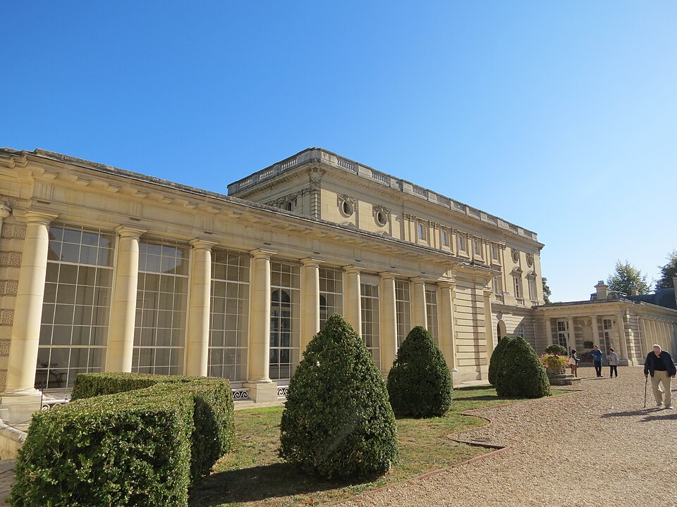 Chateau de Bizy vue facade et parc 1.jpg