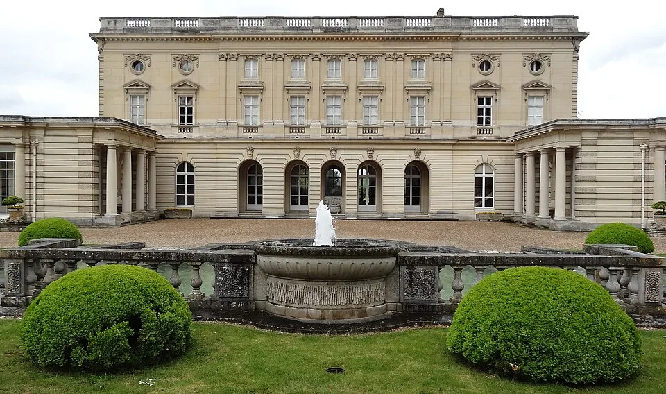 Chateau de Bizy vue facade et parc