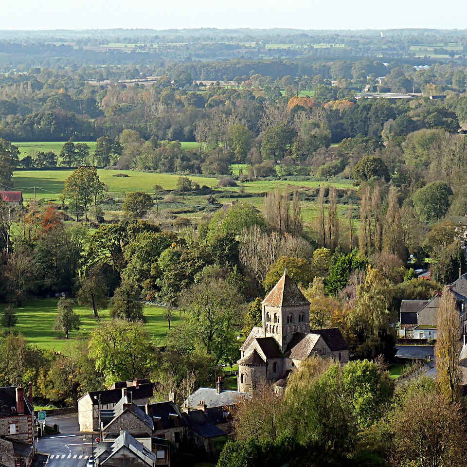 Domfront_en_Poiraie,_Orne,_France