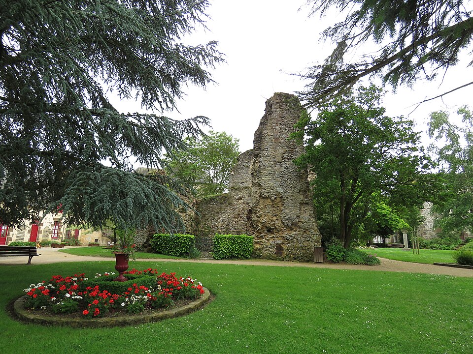Donjon ruiné Fresnay-sur-Sarthe