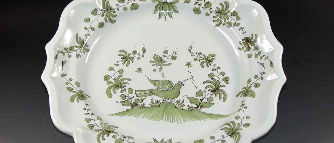 Samadet - Faïence, Plat en camaïeu vert à la palombe
