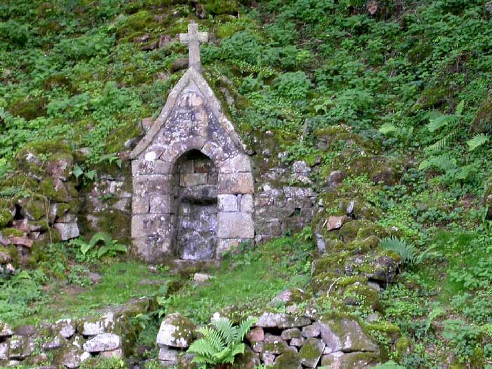 La fontaine miraculeuse sur la rive opposée, face à la chapelle de Saint Céneri
