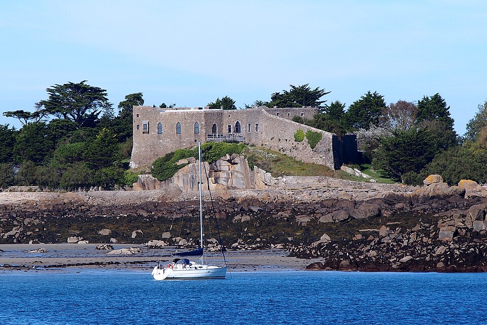 Le château Renault, sur la Grande Île de l'archipel de Chausey
