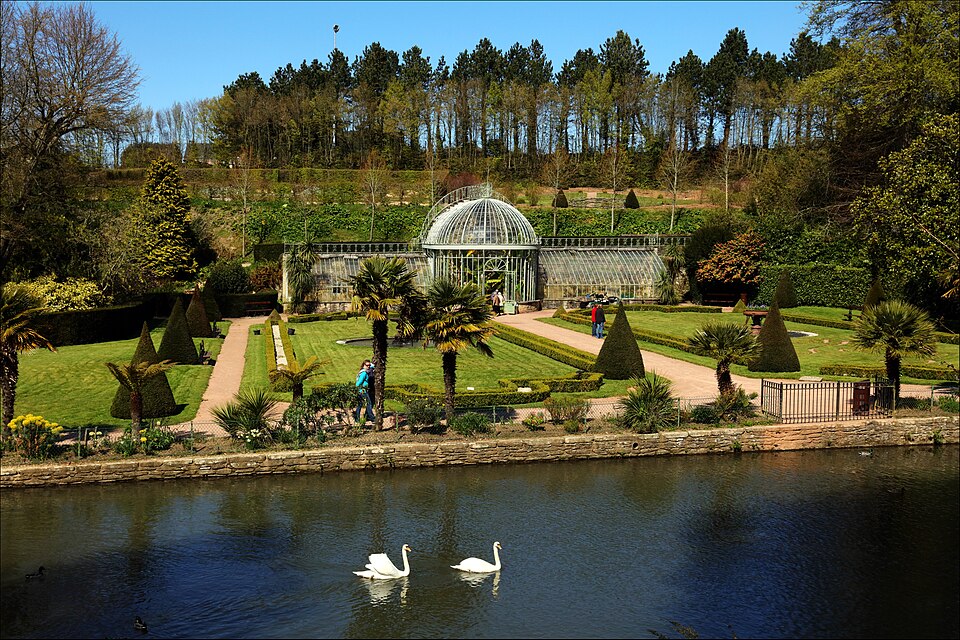 Le bassin et les serres du parc du Château des Ravalets