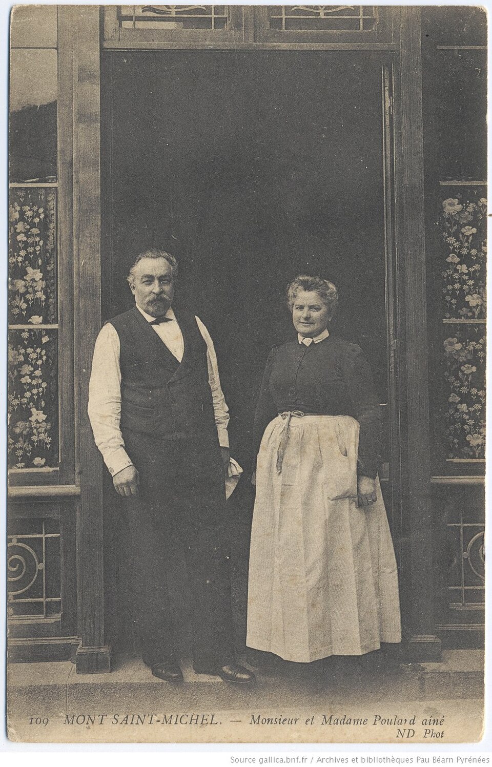 M et Mme Poulard_devant_restaurant_1905