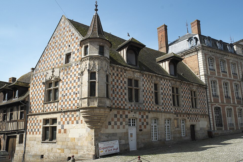 Maison à tourelle à Verneuil-sur-Avre - bibliothèque municipale Jérôme Carcopino