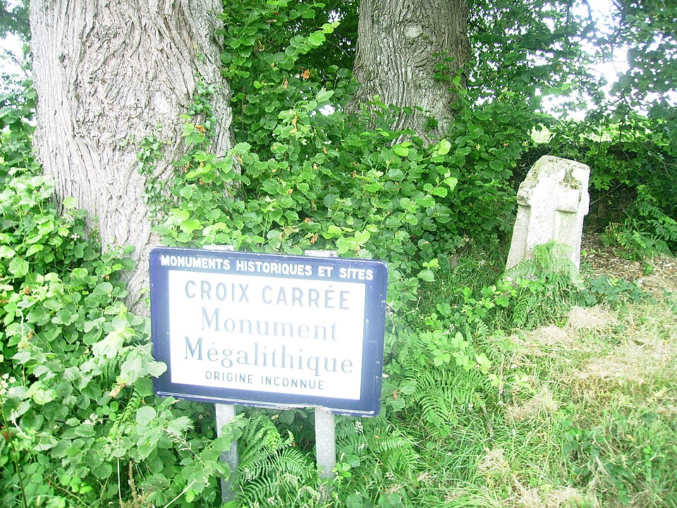Menhir de la Croix Carrée à La Carneille