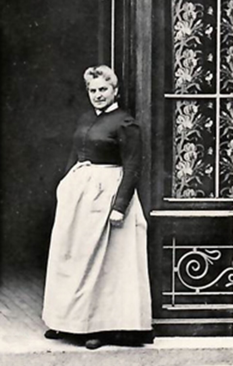 Mere_Poulard_devant_sa_boutique
