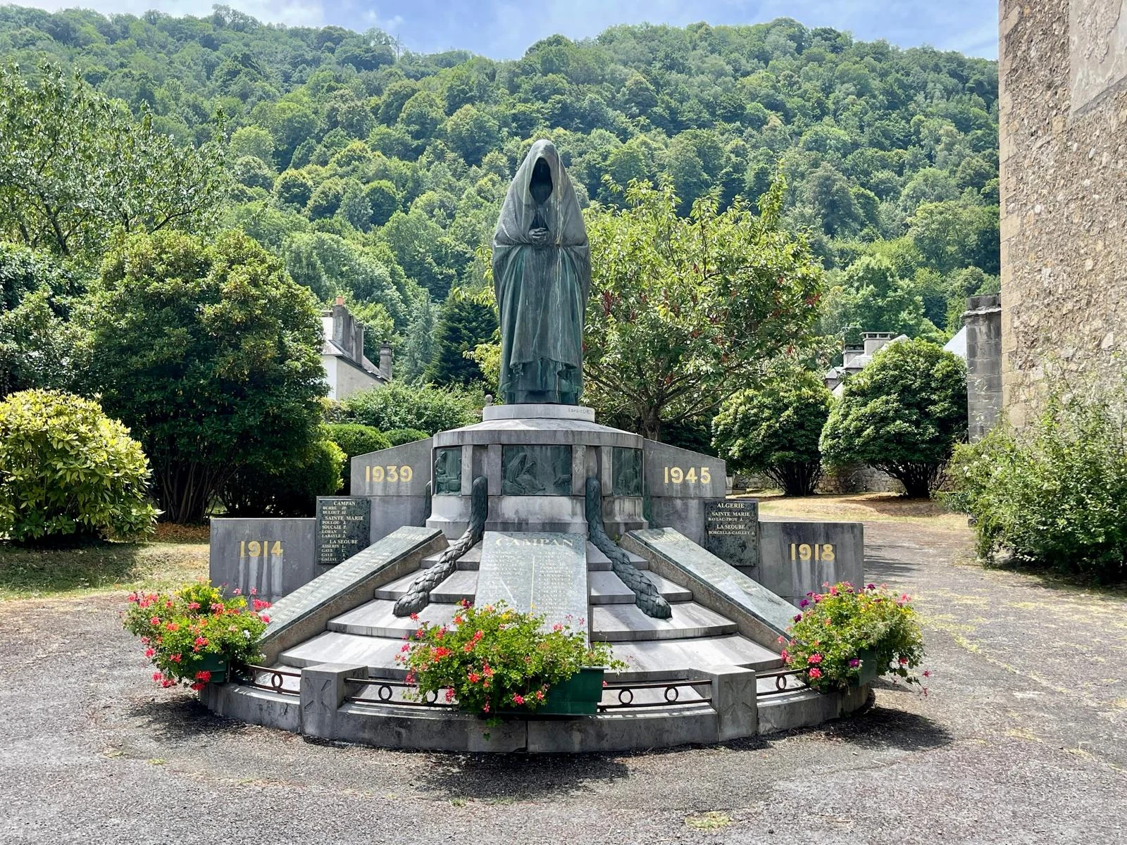Monuments aux morts de Campan