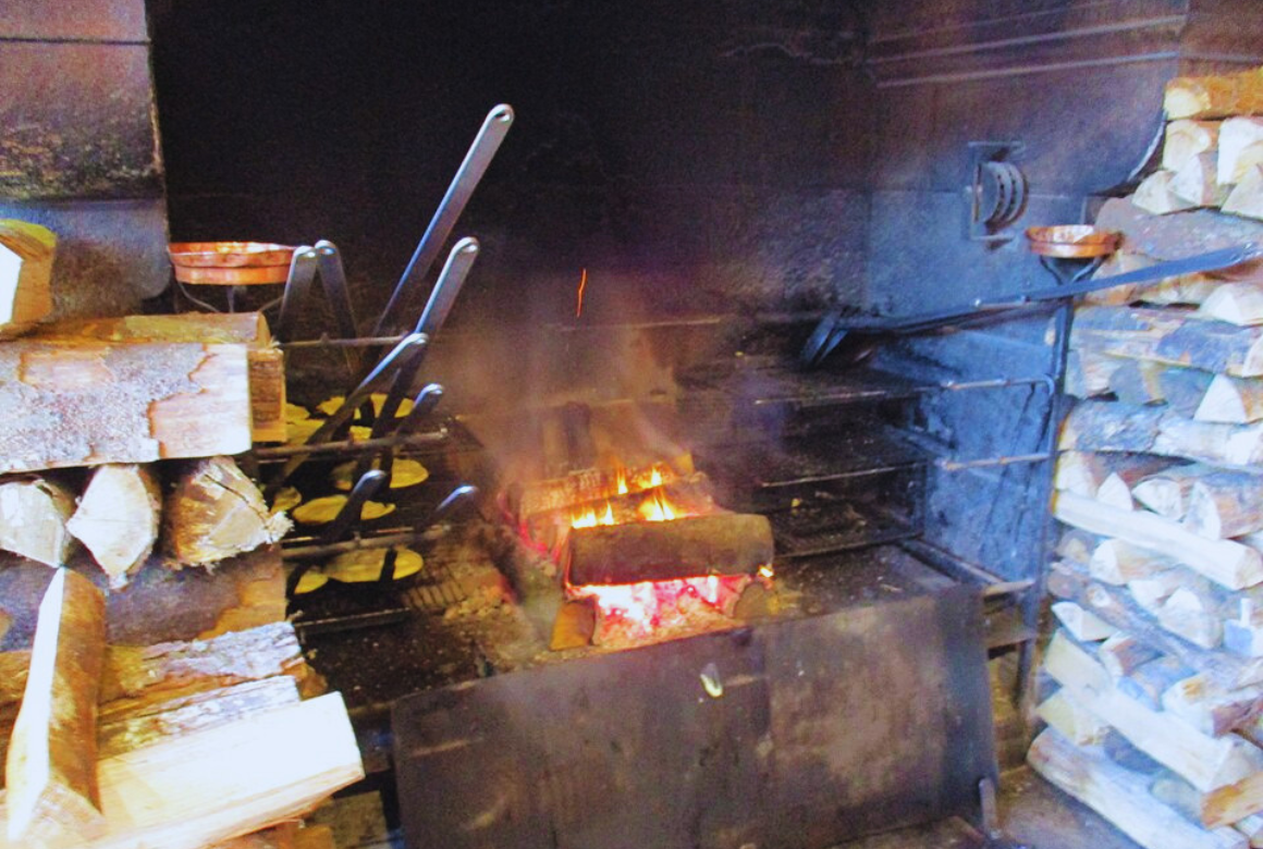 Omelette de la Mere Poulard_cuisson_feu_de_bois