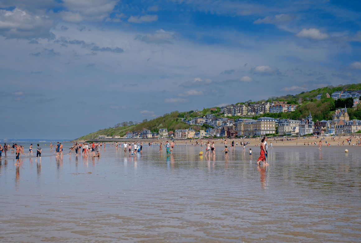 Plage et baigneurs de Trouville-sur-Mer