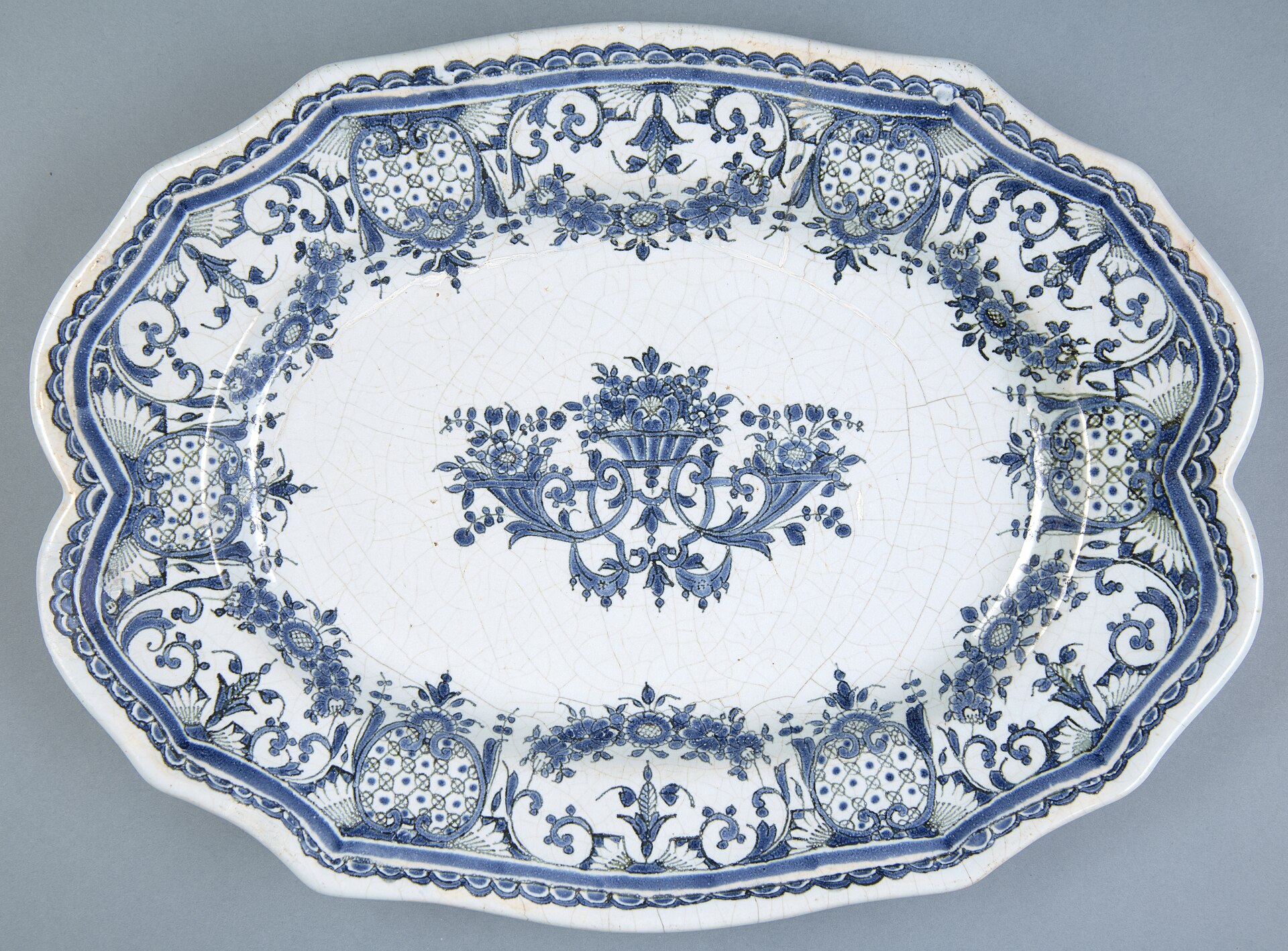 Faîence de Rouen Plat du 18 eme siècle exposé au Musée National de Cracovie
