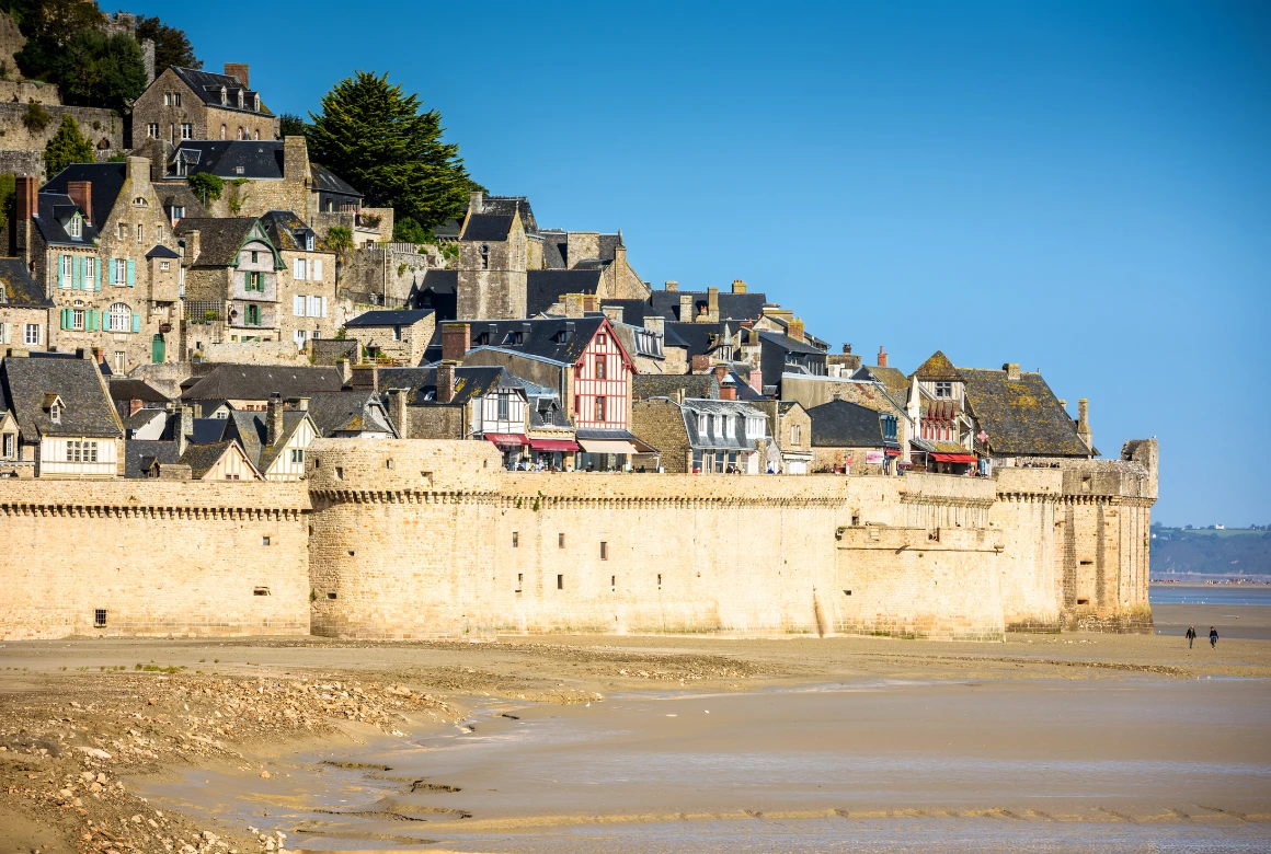 Vue des remparts du Mont-Saint-Michel