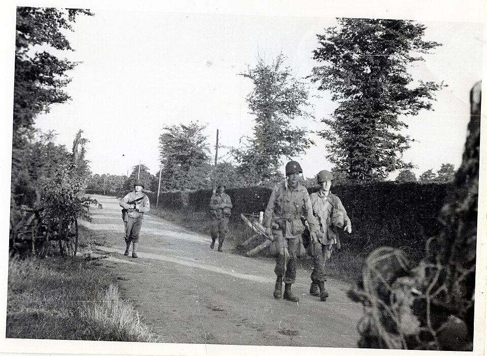Soldats américains à Sainte-Mère-l-Église en juin 1944