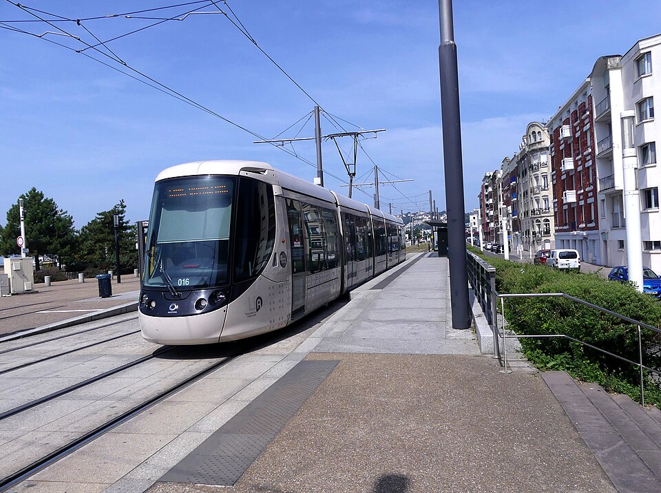 Tramway_Arrêt_La_Plage_au_Havre_en_été