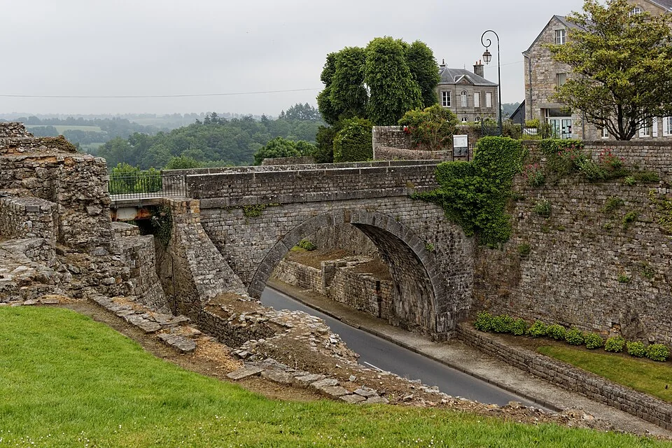 Vestiges Chateau de Domfront pont
