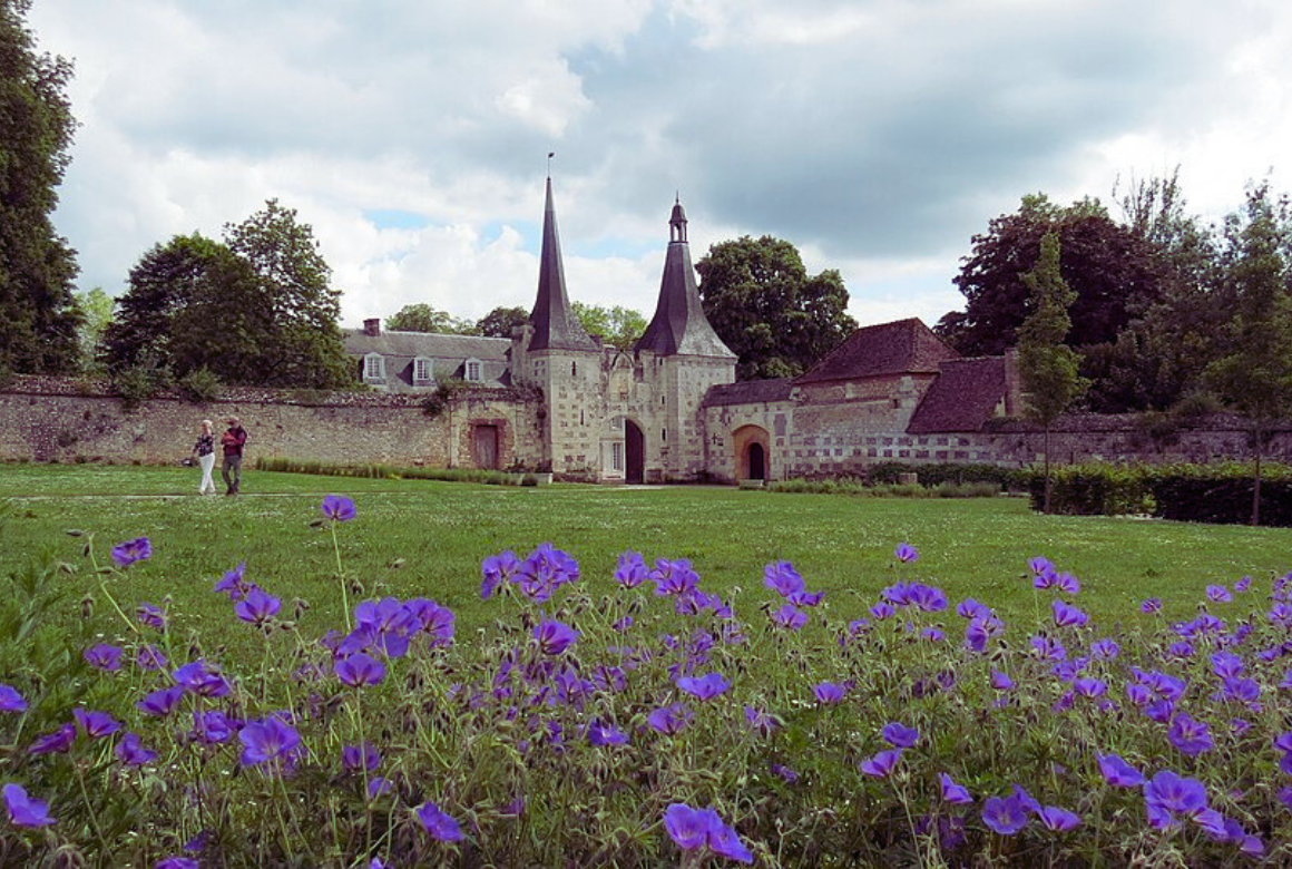 Vue entree avec fleurs Abbaye Notre-Dame du Bec de Bec-Hellouin