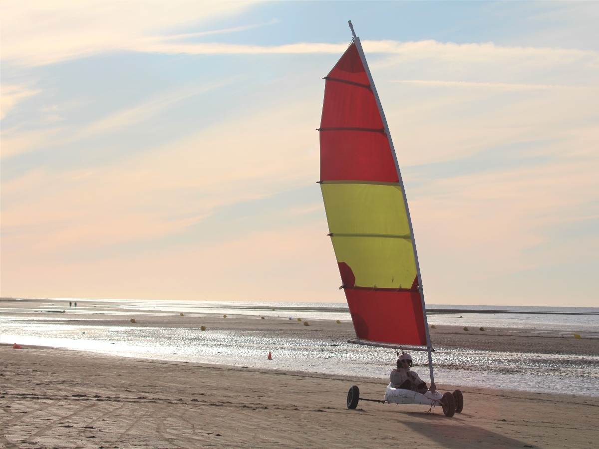 Nathalie PapouinACTIVITE-CHAR-A-VOILE-PLAGE-DE-COURSEULLES-SUR-MER-ECOLE-DE-VOILE