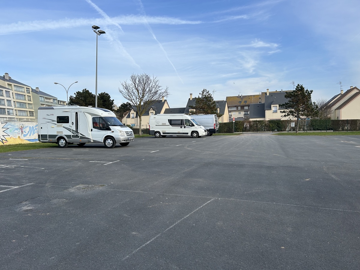Orane Trinitéaire-camping-car-avenue-comnbattante-courseulles-stationnement