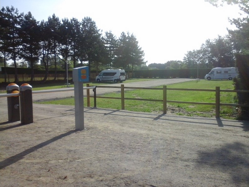 PROPRIETAIREAire-Camping-Car-Le-Sud-Hauteville-sur-mer-1