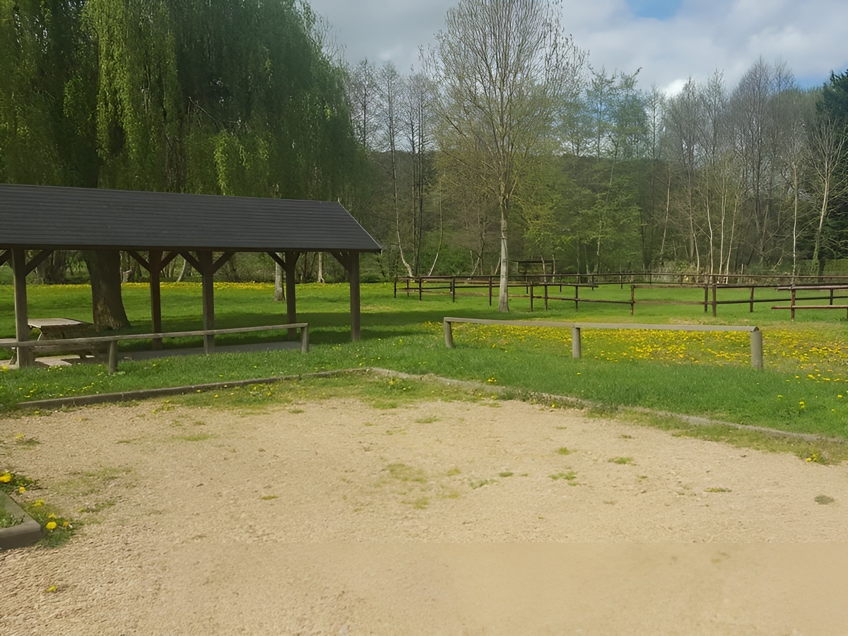 OT Lisieux NormandieAire camping-cars Notre-Dame-de-Courson - Vue sur parking
